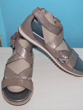 10a   LN LADIES SOFFT STRAPPY SANDALS - 8 1/2 SOFT GOLD